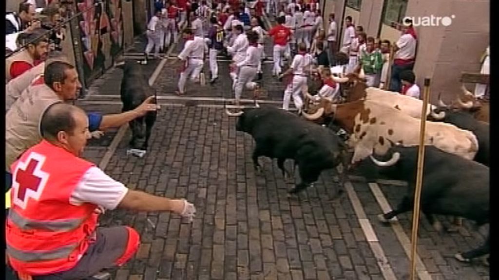 Sin apenas chocar con la curva de 90º que conduce a la Estafeta los corredores habituales han conseguido guiar a los astados con limpieza