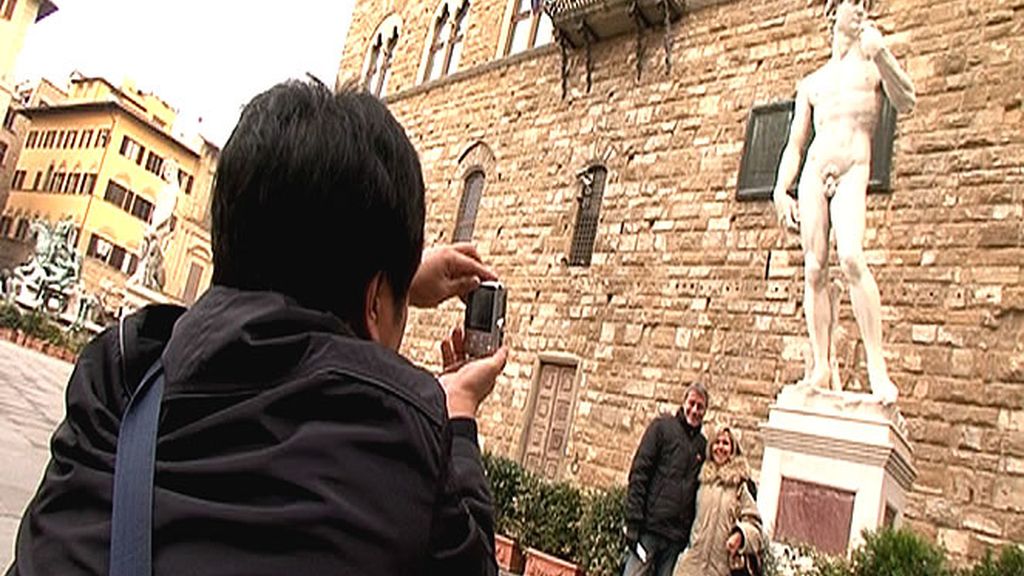 Una estatua del David de Miguel Ángel en plena calle de Florencia