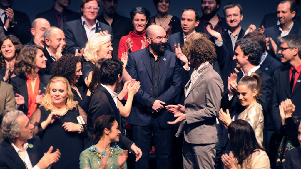 Paco Delgado recibió el aplauso de todos sus compañeros. No es para menos, este año opta al oscar por el vestuario de "Los Miserábles"