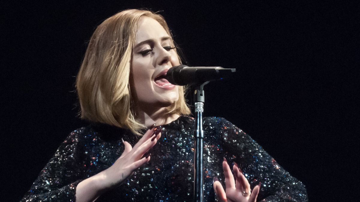 Adele durante un concierto en febrero