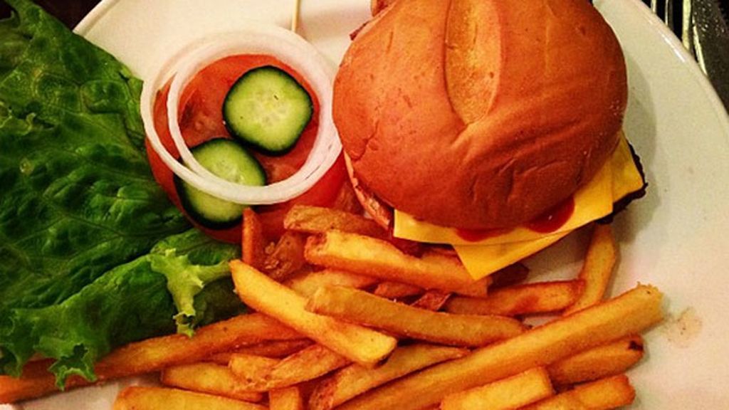 También pararon a reponer fuerzas con una rica hamburguesa