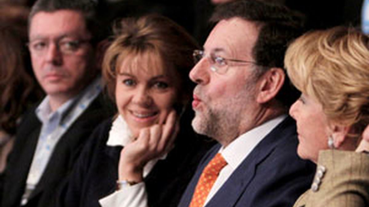 Los principales dirigentes del PP madrileño, junto al presidente popular, Mariano Rajoy en el Foro del partido que se celebra en Madrid este fin de semana. Foto: EFE
