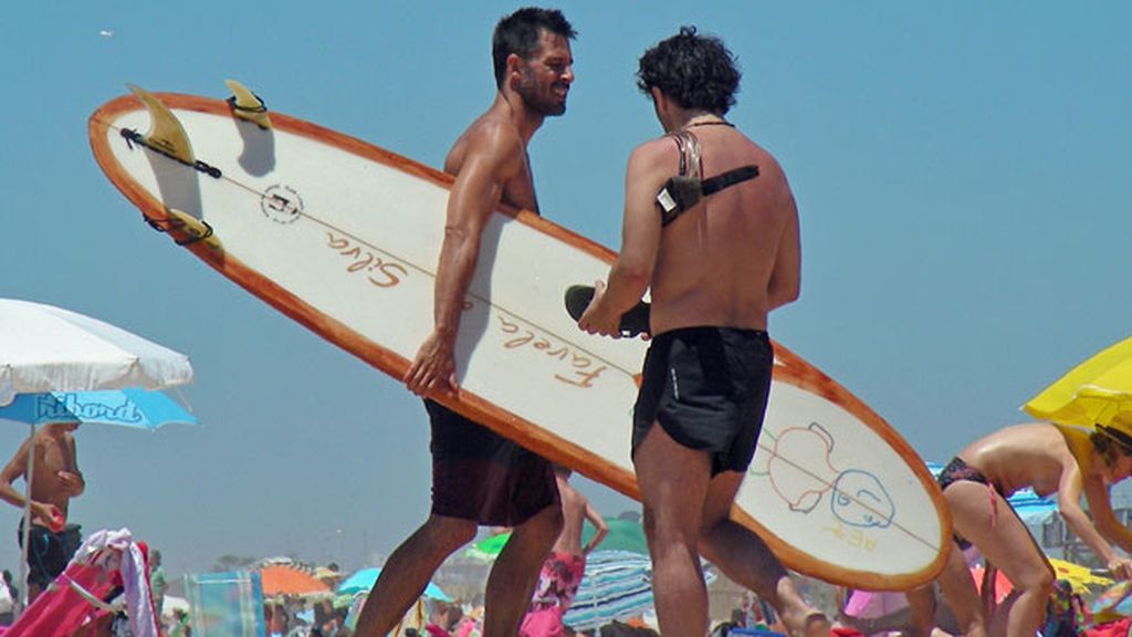 Surf, amigos... Hugo Silva disfruta con Pepón Nieto y Belén López de su Cádiz 'way of life'