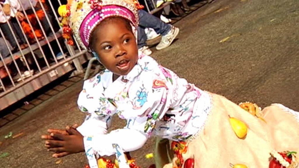 Una niña con el vestido típico del folklore bahameño Una niña con el vestido típico del folklore bahameño