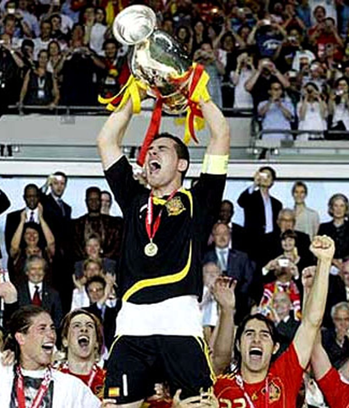 Cuarenta y cuatro años después, España es campeona de Europa. Vide: Informativos Telecinco