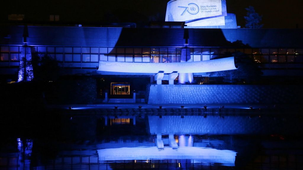Sede de la Comisión Económica para América Latina y el Caribe iluminada de azul (Chile)