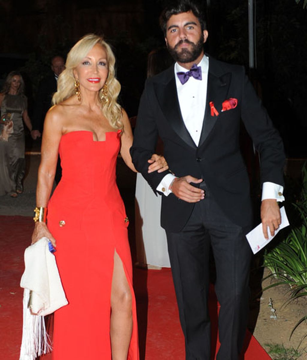 Carmen Lomana con un atractivo y barbudo acompañante