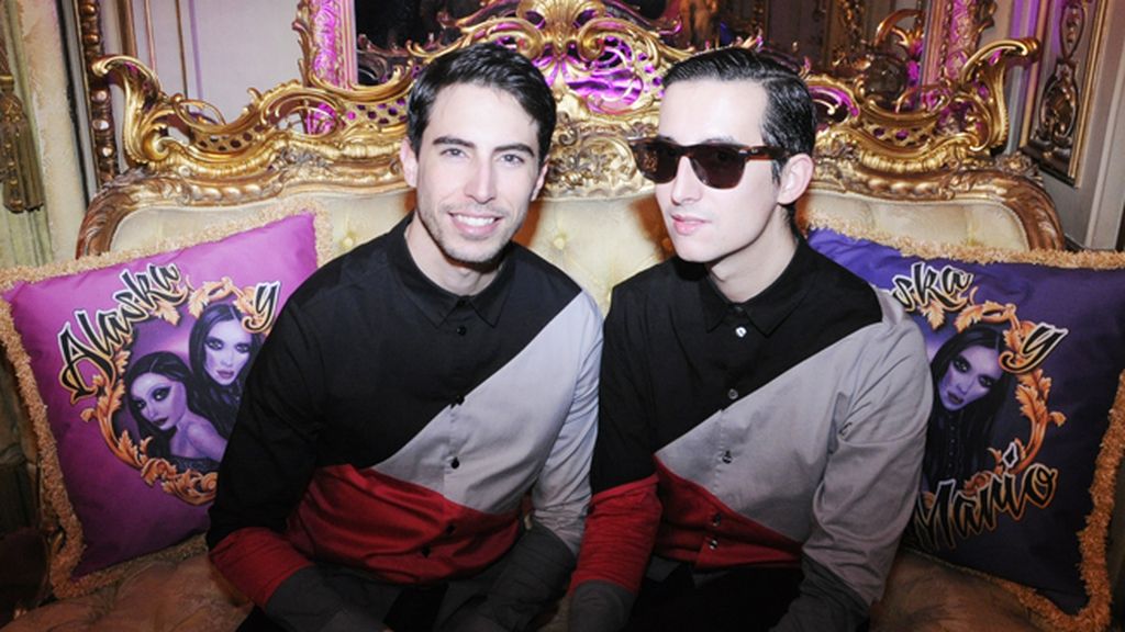 En el Palacio de Fernán Núñez con camisas de Modas Cabezón