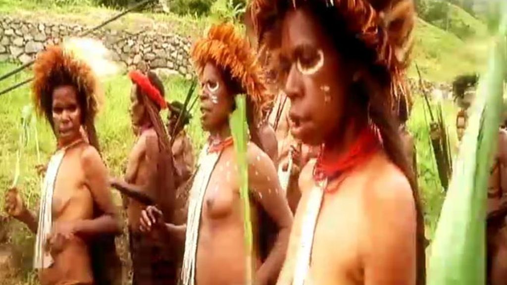 La tribu Dani y korowai en imágenes