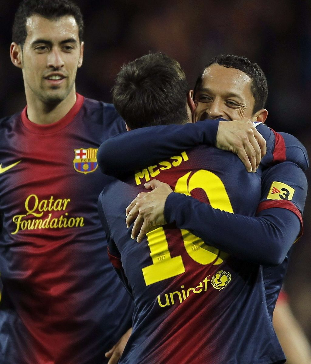 El delantero argentino del FC Barcelona, Leo Messi (c), celebra su gol, tercero de su equipo, consus compañeros, el brasileño Adriano Correia (d) y Sergio Busquets