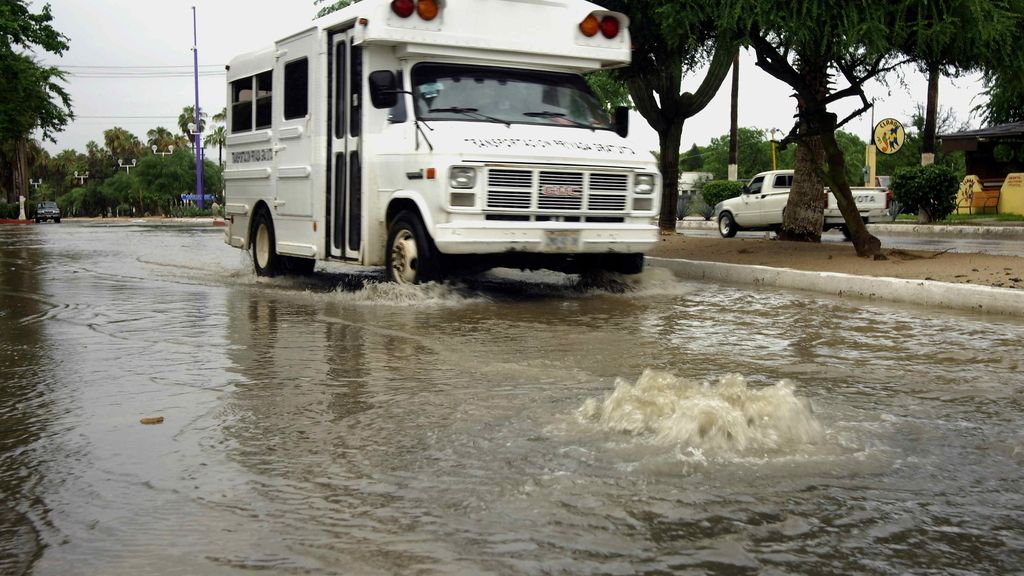 Fuertes lluvias, derrumbes y estragos en infraestructuras