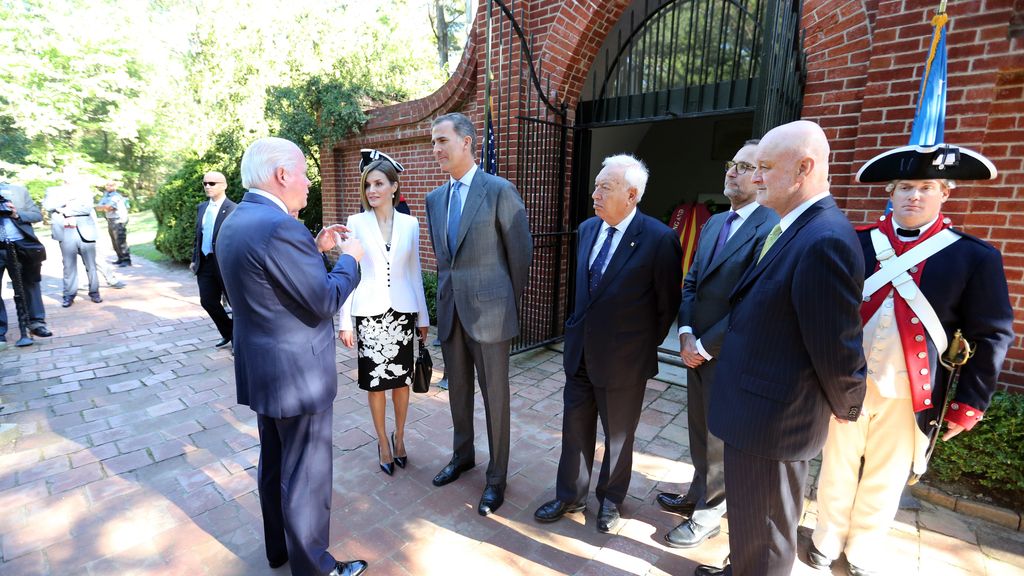 Don Felipe y doña Letizia durante la ofrenda floral en el panteón del Mount Vernon