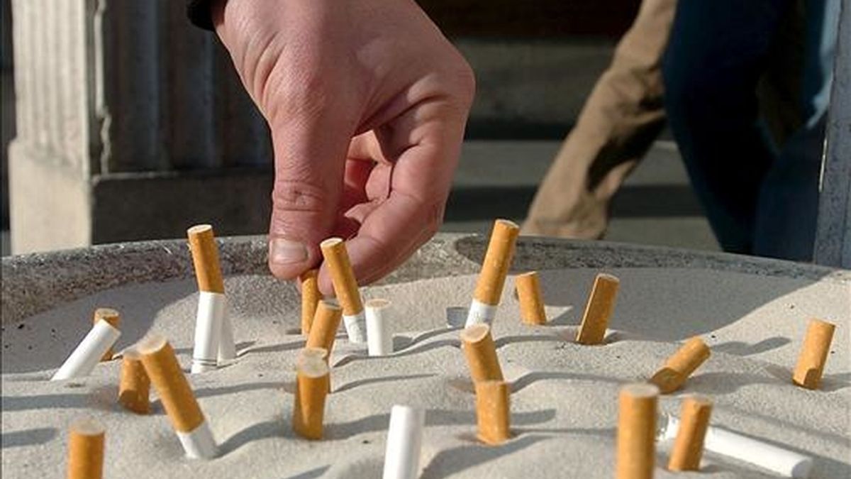 Se estima en 6.000 las muertes anuales atribuibles al consumo de tabaco en mujeres en España, un colectivo en el que la mortalidad por cáncer de pulmón se ha duplicado en los últimos diez años. EFE/Archivo