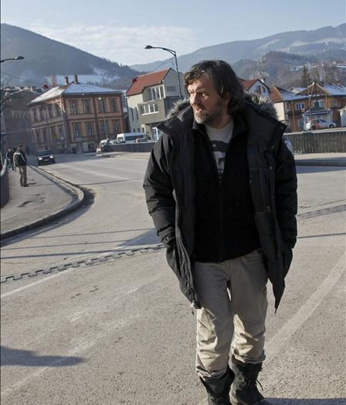 El director de cine bosnio Emir Kusturica ha anunciado un polémico proyecto basado en un poblado de piedra en Visegrad, donde se desarrolla la novela "El puente sobre el Drina" de Ivo Andric, quien recibió el premio Nobel de Literatura en 1961. En la imagen, Emir Kusturica durante su visita a Visegrad. EFE