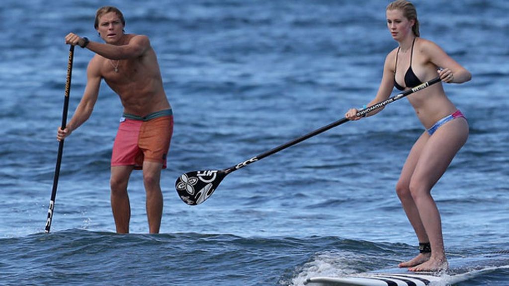 Ireland Baldwin y su novio, paddle surf en Hawai