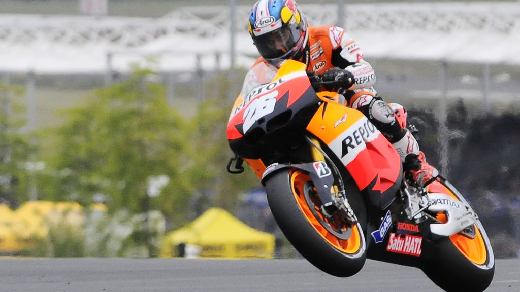 Dani Pedrosa levanta su rueda delantera en la sesión de entrenamientos oficiales