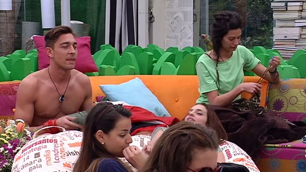 Besos, posturas y mucha tensión sexual