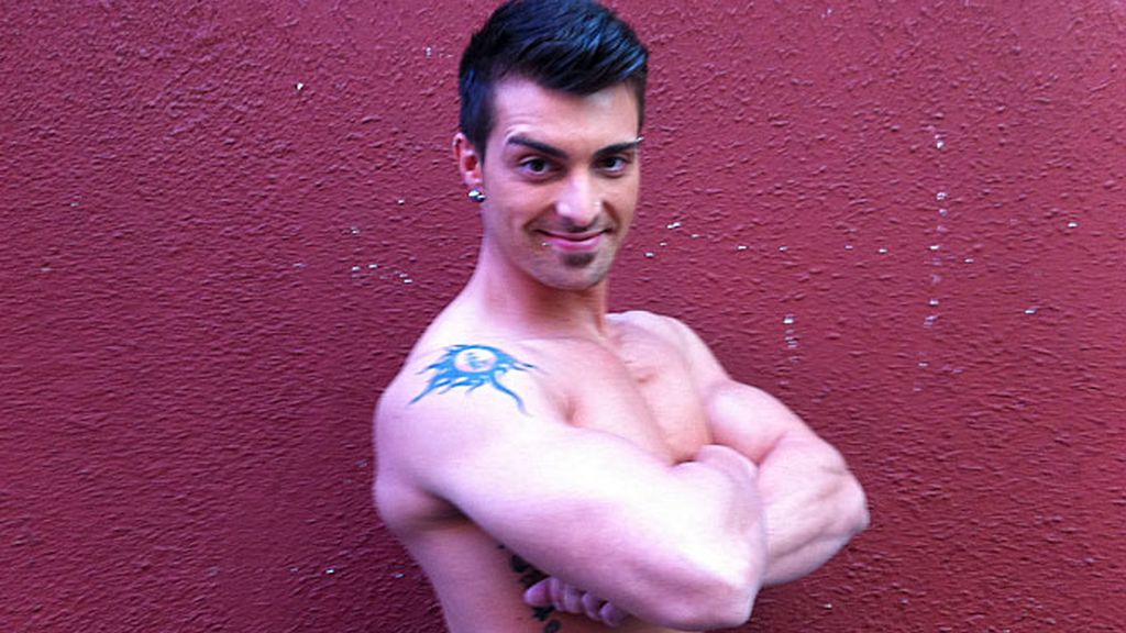 Músculos y tatuajes 'visten' su piel de arriba abajo