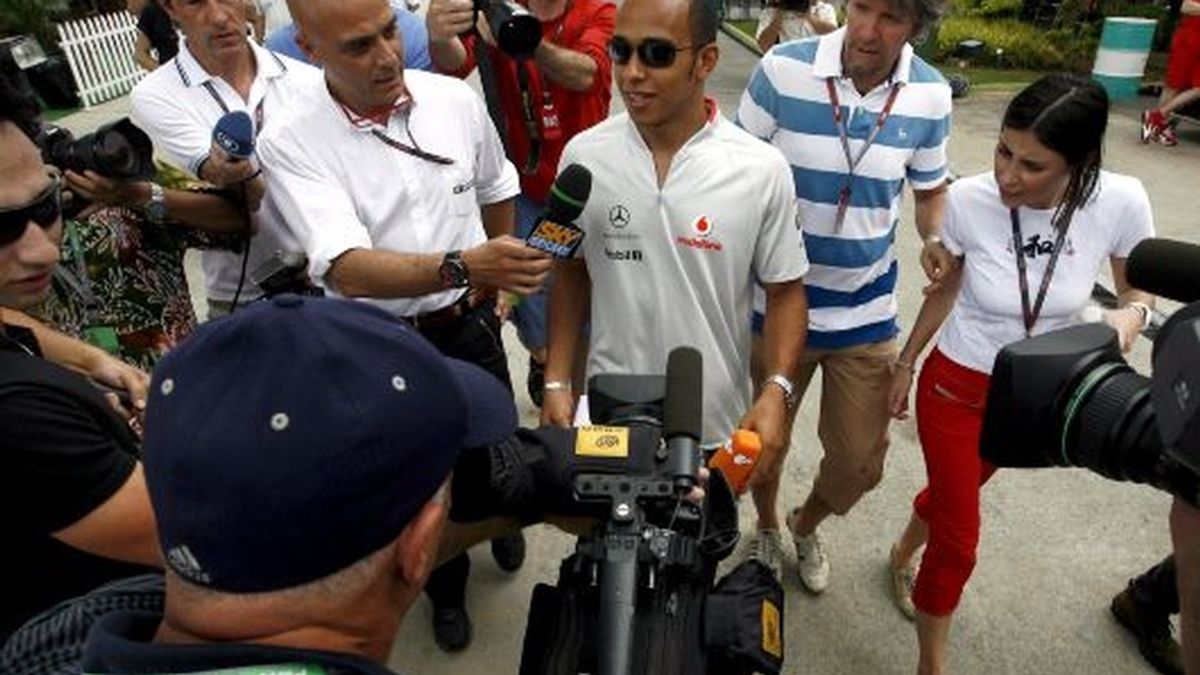 Hamilton responde a la prensa en Malasia. FOTO: EFE.