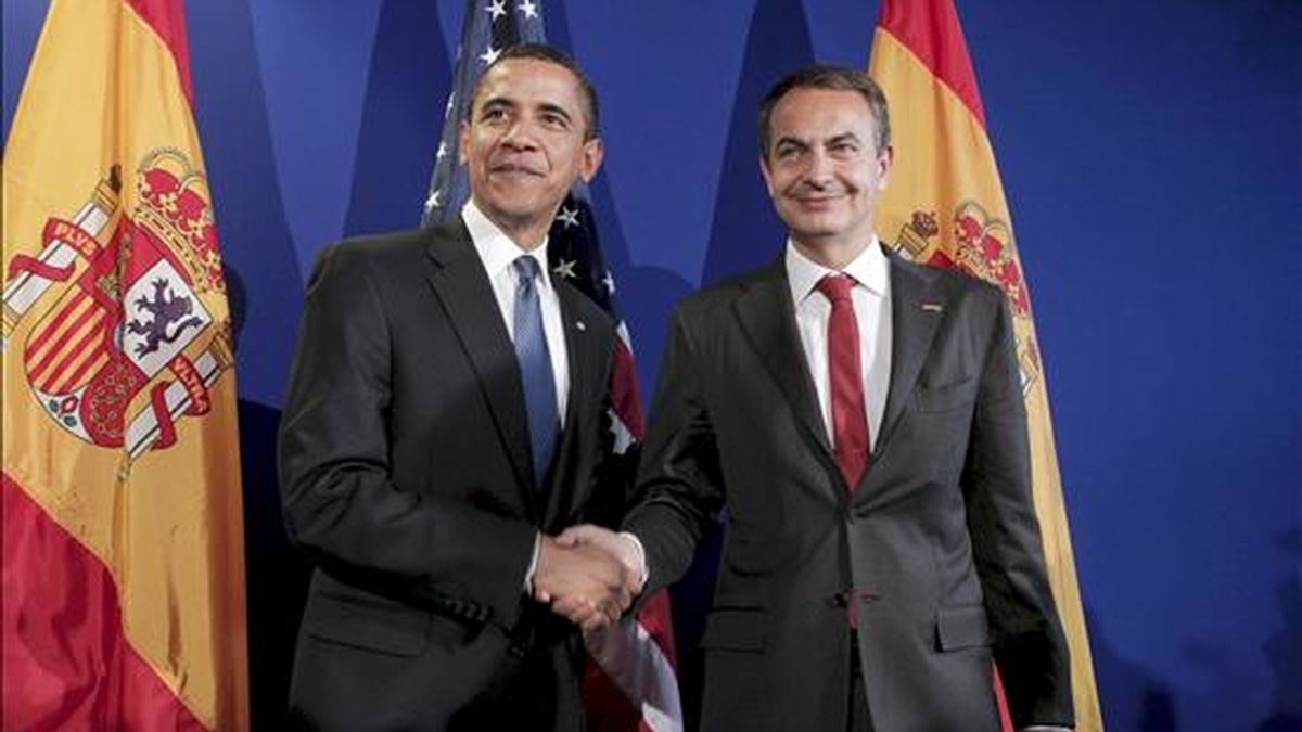 José Luis Rodríguez Zapatero (dcha.) estrecha la mano del presidente estadounidense, Barack Obama, al inicio de la reunión que mantuvieron hoy en Praga. EFE