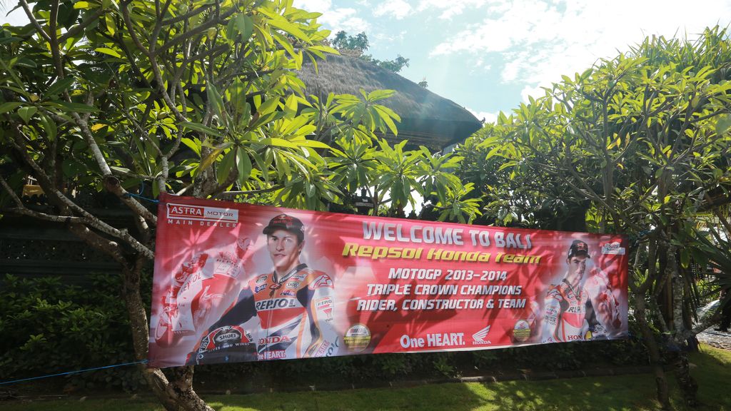 Arena, flores, relax y....motos:  el Repsol Honda se presenta en las playas de Bali