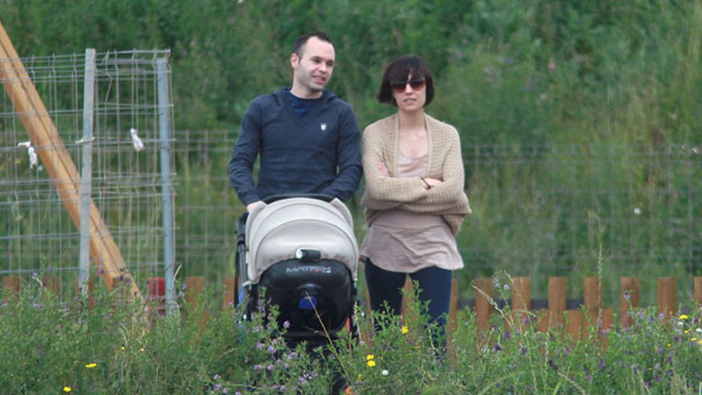 Anna Ortiz e Iniesta, felices junto a su hija Valeria