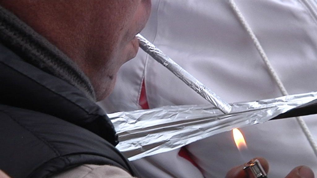 Un adicto fuma heroína en base