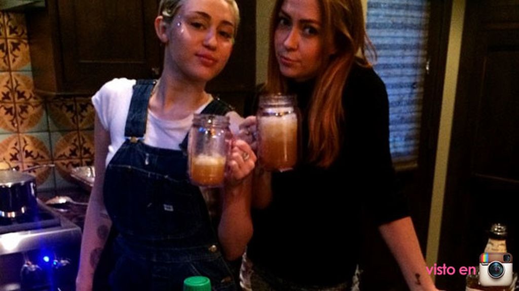 Miley Cyrus y su madre brindan con cócteles de whisky