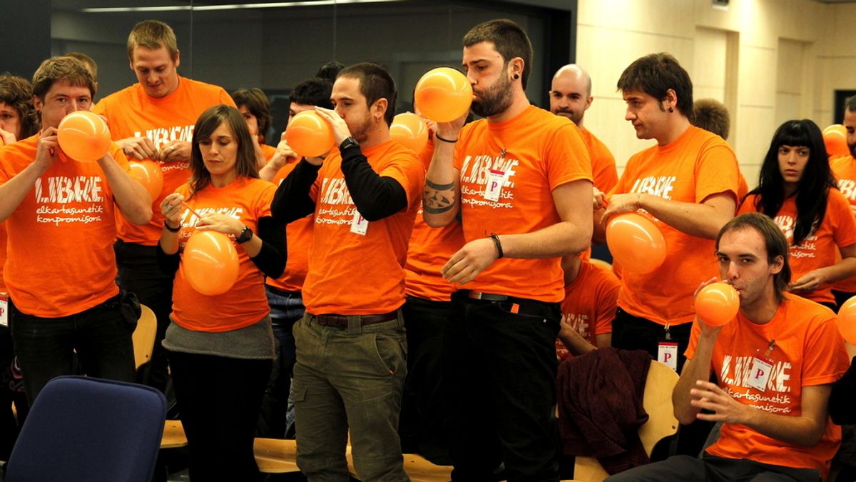 Miembros de segi lanzan globos por la libertad de Luis Goñi