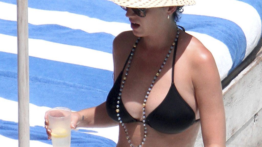 Collar de perlas, sombrero de paja, refrigerios...