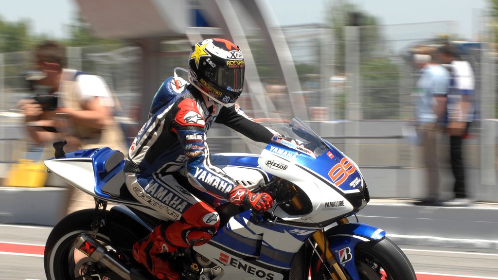 Jorge Lorenzo sale de su box sobre su Yamaha YZR-M1