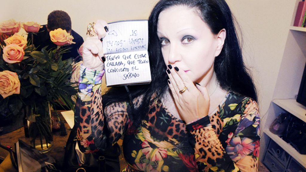 Alaska tuvo que buscar nuevos métodos para comunicarse debido a su afonía