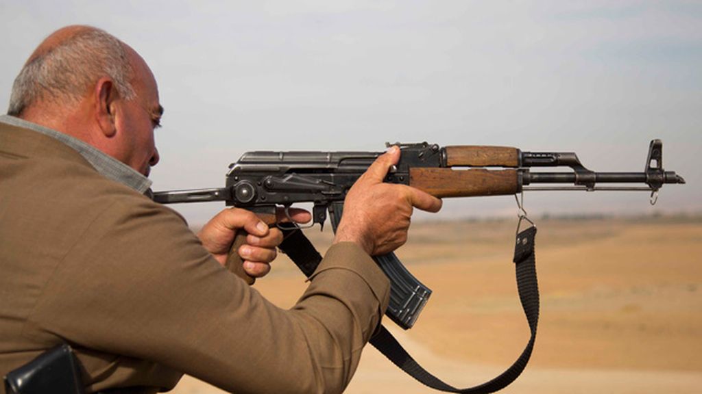 Muchos son abuelos y tienen armas muy antiguas