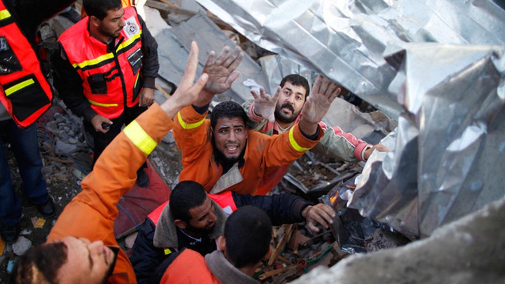 Israel aumenta su ataque por tierra y mar contra Gaza