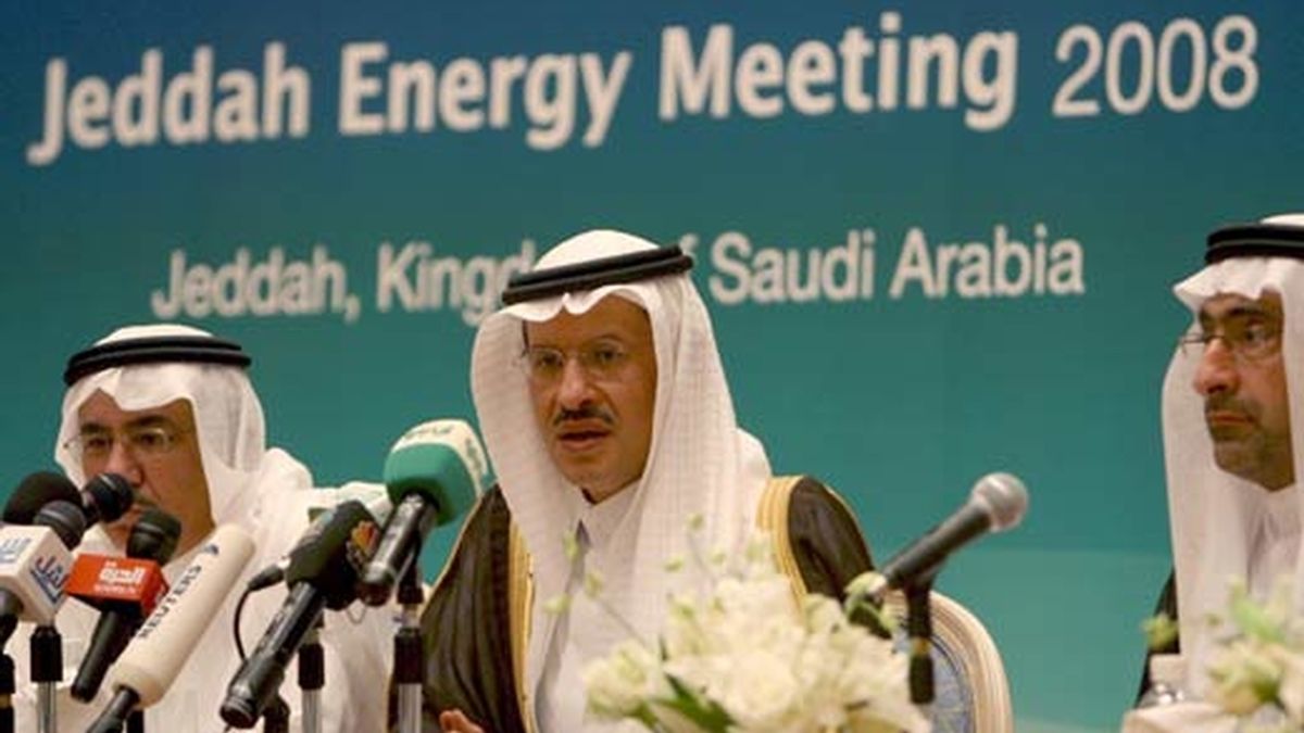 El viceministro saudí de Petróleo y Recursos Minerales y presidente del comité organizador de la Conferencia sobre Energía de Yeda, príncipe Abdulaziz bin Salman, habla en una rueda de prensa en Yeda. Foto: EFE