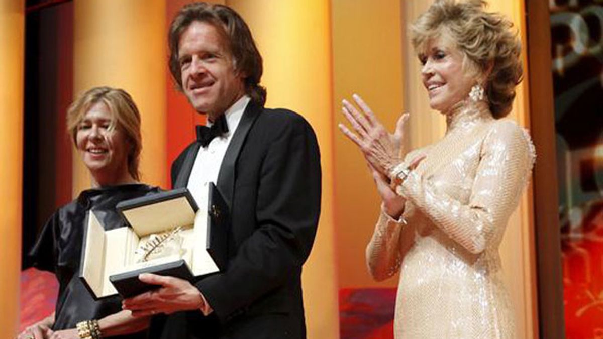 Los productores estadounidenses Bill Pohlad (c) y Sarah Green (i) recibe la Palma de Oro por la película del director estadounidense Terrence Malick "The Tree of life" de manos de la actriz estadounidense Jane Fonda (d) en la ceremonia de clausura de la 64º edición del Festival de Cannes, (Francia), hoy, domingo, 22 de mayo de 2011.
