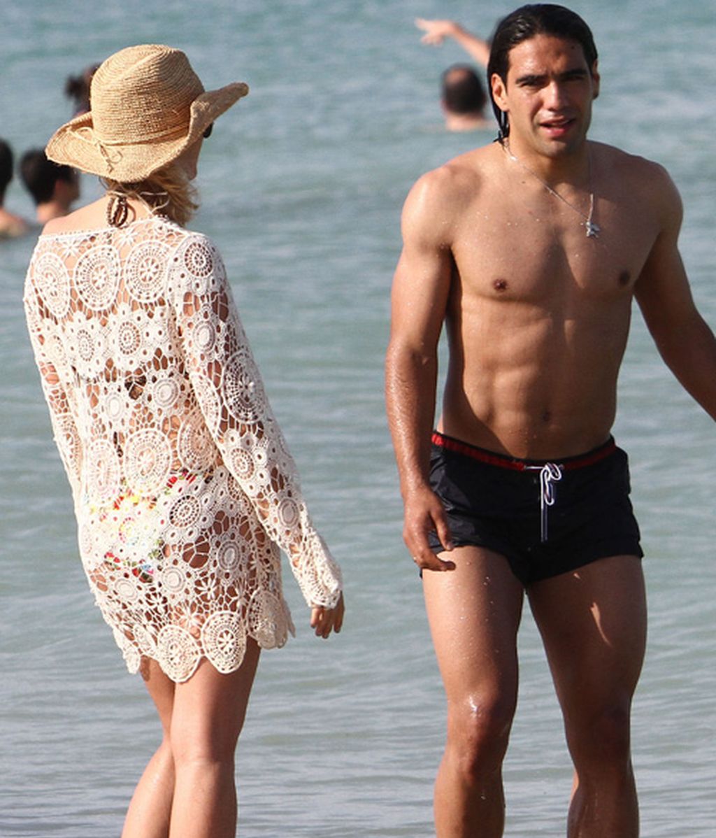 Falcao besa muy cristianamente a su mujer Lorelei en las playas de Miami