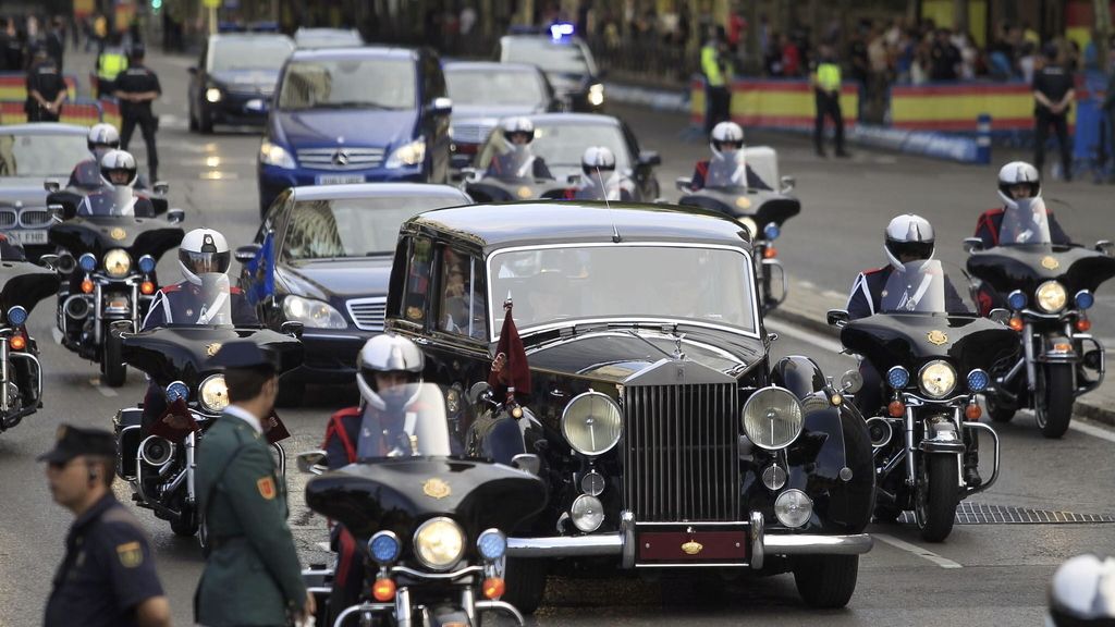Los Reyes, en Rolls Royce, camino del Congreso de los Diputados