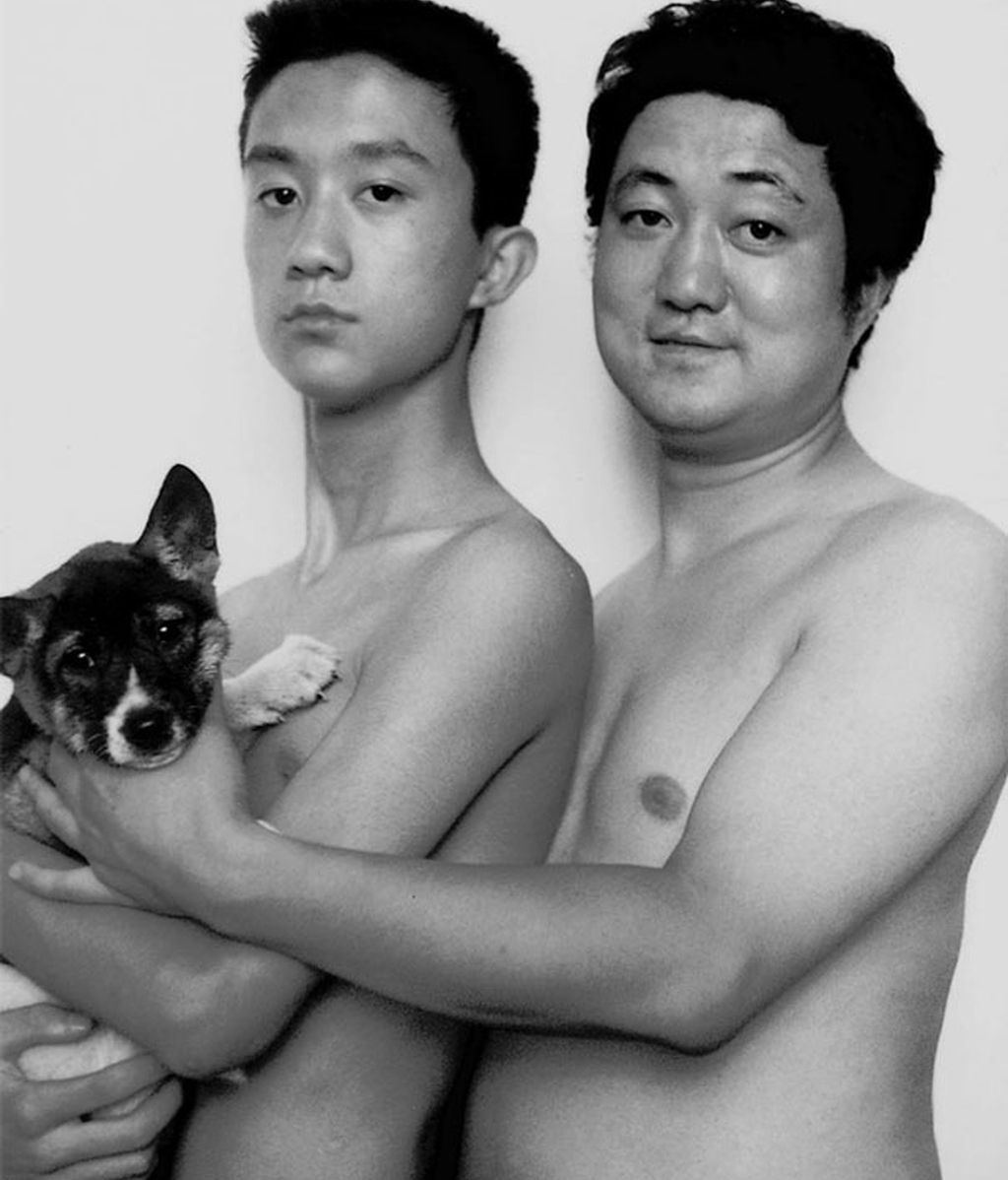 Un padre y un hijo se toman una fotografía en el año 2000