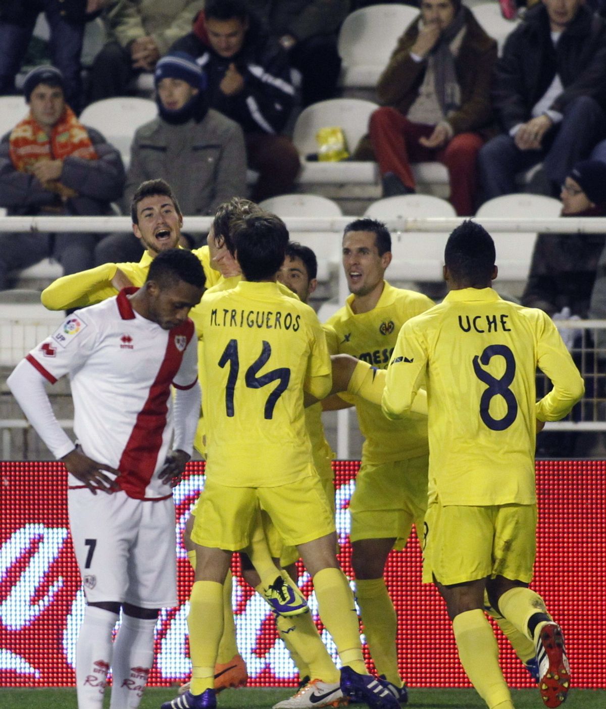 Los jugadores del Villarreal celebran uno de los goles del francés Jeremy Perbet
