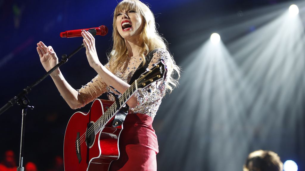 Taylor Swift endulza la navidad en el 'Jingle Ball'