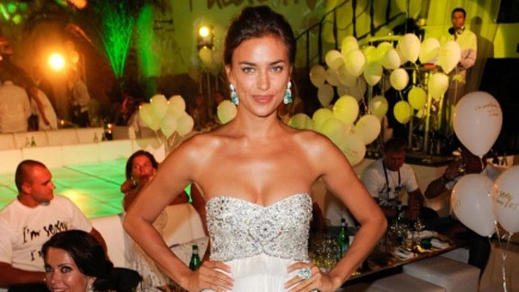 Irina Shayk derrocha glamour en Cerdeña