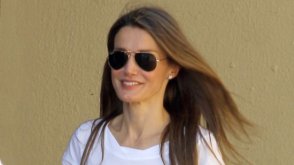 Letizia aparece en Mallorca con un estilo fresco y 'casual'