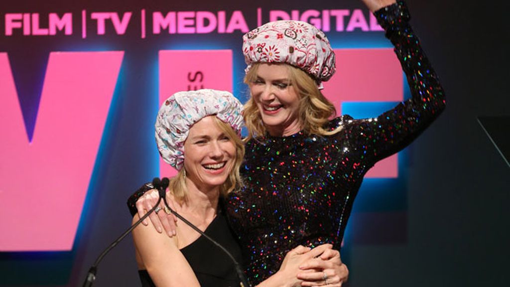 Naomi y Nicole se colocaron el floreado gorro antes de...