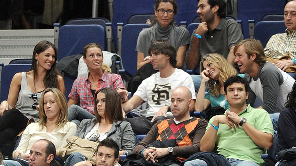 Helen Lindes y unos acaramelados Amaia Salamanca y Rosauro Varó, en el basket