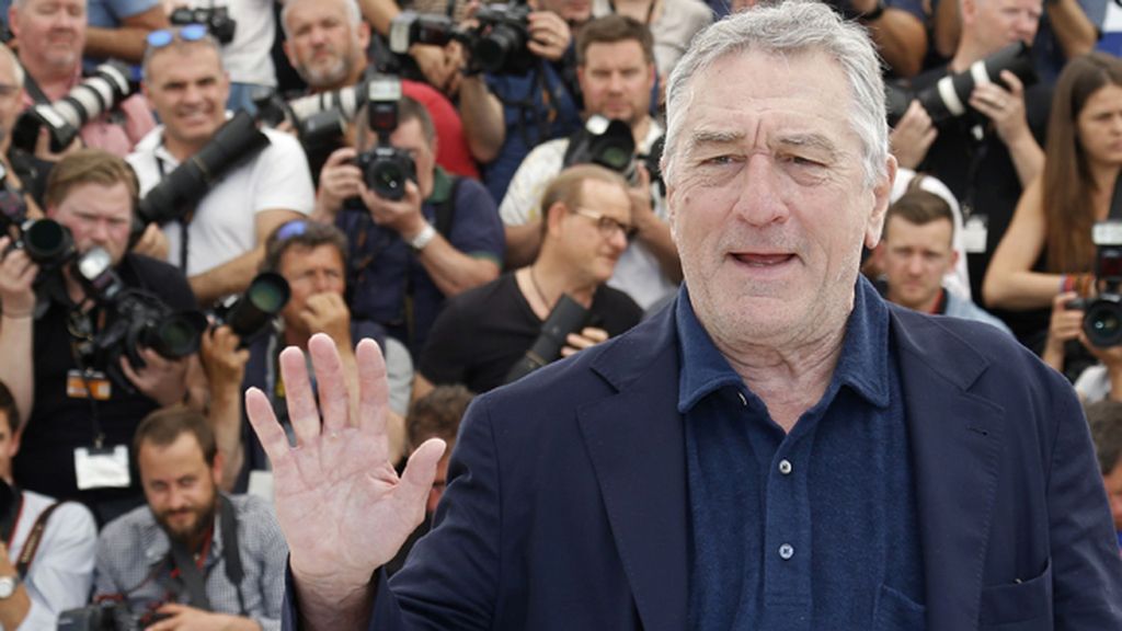 Robert De Niro saludando en Cannes