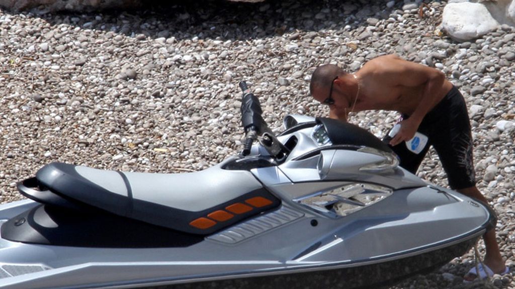 En verano, érase un famoso a una moto de agua pegado...