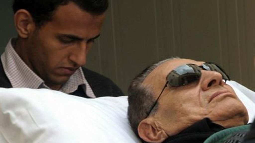 La cadena de televisión Al Yazira informó horas antes que el corazón de Mubarak se había parado y que estaba muerto. Ahora lo desmienten.