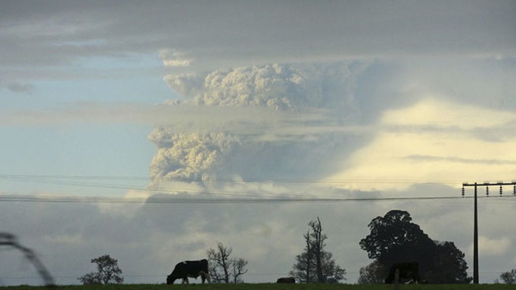 Imponente y grandiosa erupción del volcán Poyehue en Chile