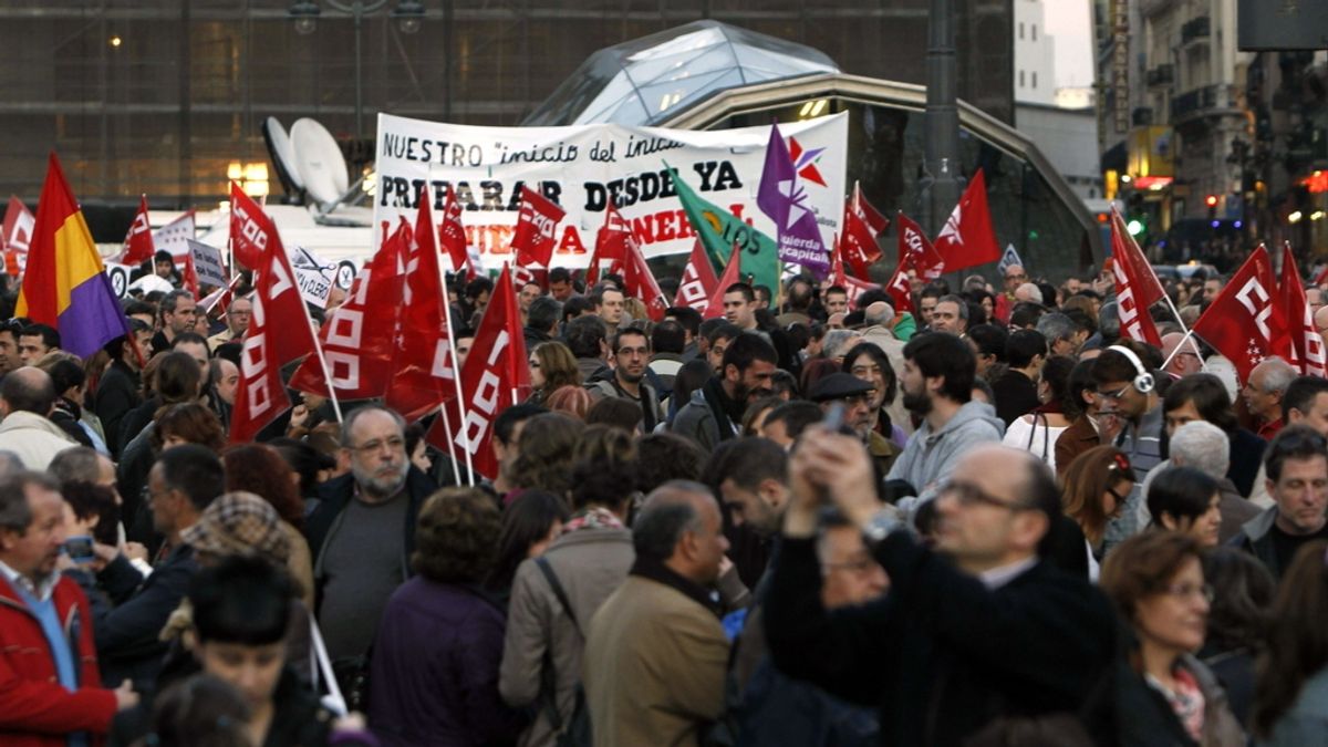 Manifestantes en la puerta del Sol de Madrid se concentran contra la reforma laboral